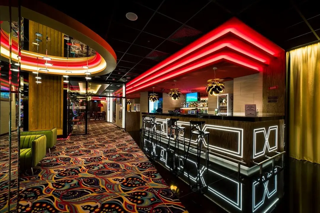 Nowoczesne wnętrze Hit Casino z rzędami automatów do gier